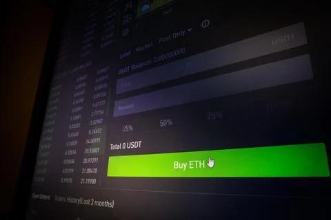 Computer screen with the mouse cursor on the Buy ETH button Foto stock