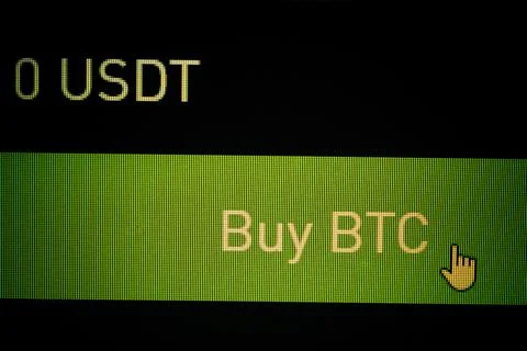 Computer screen with the mouse cursor on the Buy Bitcoin button Foto stock