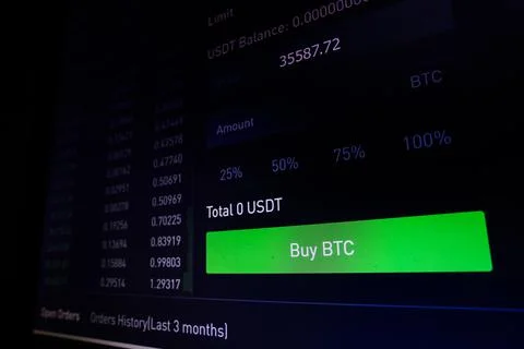 Computer screen with the mouse cursor on the Buy Bitcoin button Foto stock