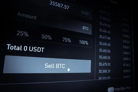 Computer screen with the mouse cursor on the Sell Bitcoin button Foto stock