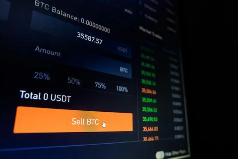 Computer screen with the mouse cursor on the Sell Bitcoin button Foto stock