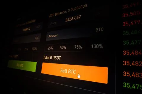 Computer screen with the mouse cursor on the Sell Bitcoin button Foto stock