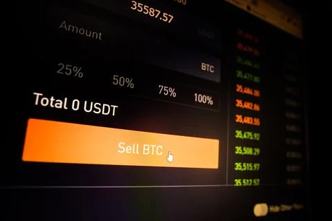 Computer screen with the mouse cursor on the Sell Bitcoin button Foto stock