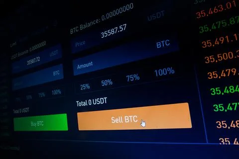 Computer screen with the mouse cursor on the Sell Bitcoin button Foto stock