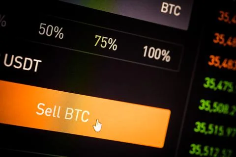 Computer screen with the mouse cursor on the Sell Bitcoin button Foto stock