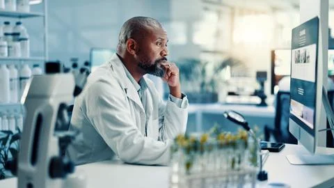 Computer screen, reading and science with black man in laboratory for Foto stock