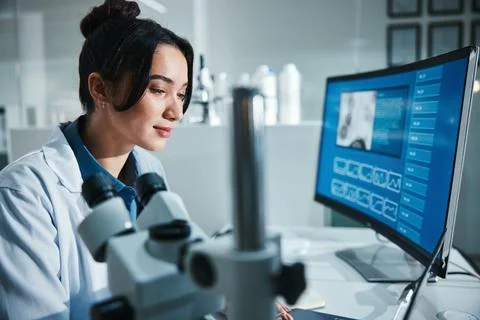 Computer screen, review and science with woman in laboratory for development Foto stock