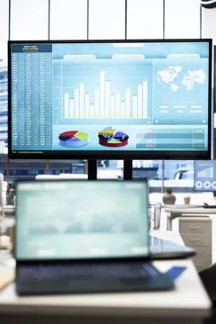 Computer screen showcases business data and statistics in professional boardroom Foto stock