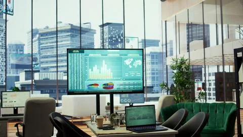 Computer screen showcases business data and statistics In a boardroom Foto stock