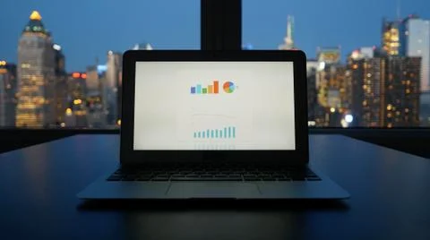 Computer screen showing financial sales data charts business profits growth Foto stock