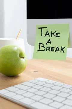 Computer Screen with Sticky Note Saying "Take a Break" as a Reminder to Rest Foto stock