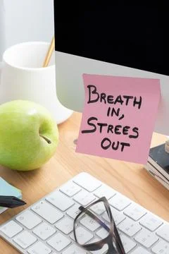 Computer Screen with Sticky Note Saying "Breathe In, Stress Out" as a Relax.. Foto stock