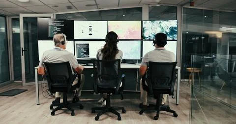 Computer screen, team and back people in control room for storm, night and .. Stock-Fotos