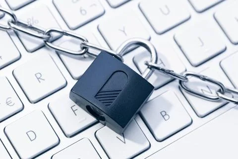 Computer Security and data privacy concept. Chain and padlock on keyboard ... 스톡 사진