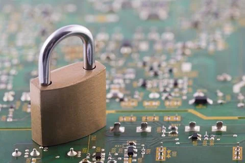 Computer security concept. Padlock on green computer circuit board Foto stock