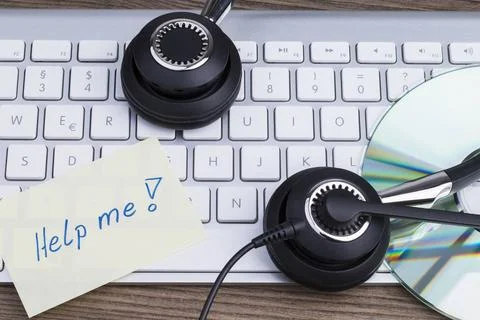  Computer Service Auf zeigt eine Tastatur, CD, einen USB-Speicherstick und... Stock Photos