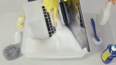 Computer Service A Mac book get the final wash cycle Видео 72758778