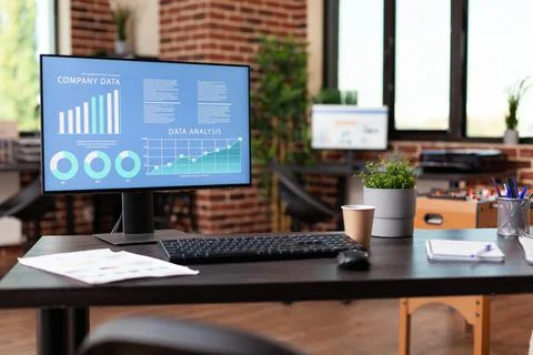 Computer showing charts with annual data analysis on display Foto stock