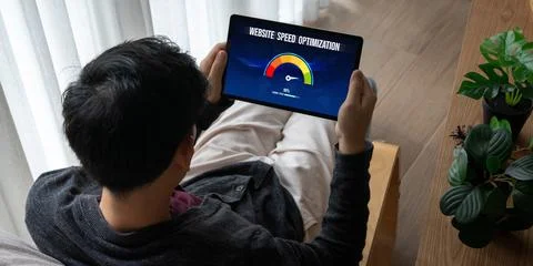 Computer software evaluating website loading speed snugly. Stockfoto's