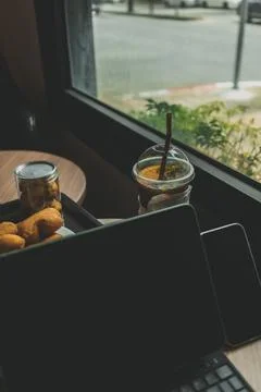 Computer tablet with desserts and Iced drink. Concept of working in cafe. Foto stock