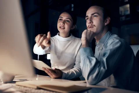 Computer, teamwork and people night office for information technology Foto stock