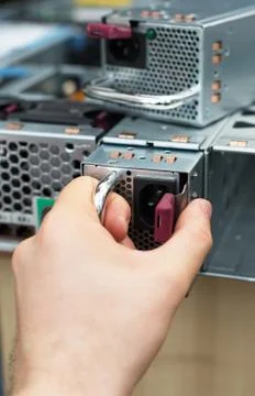 Computer technician installing power supply unit on server. Foto stock