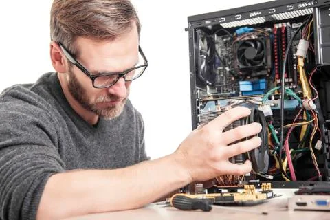 Computer technician installs cooling system. Foto stock