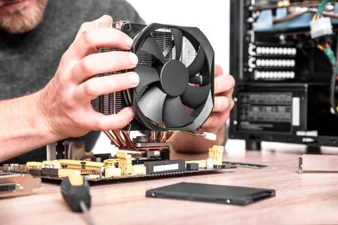 Computer technician installs cooling system. Foto stock