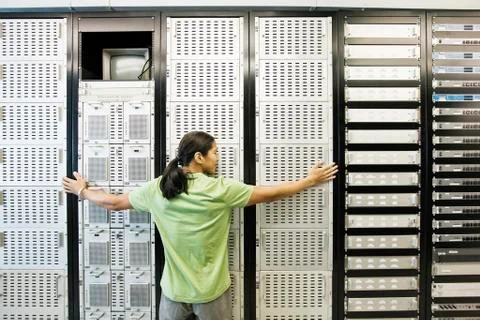 Computer technician working in a large computer server room. Foto stock