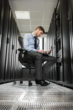 Computer technician working on a server Stock-Fotos