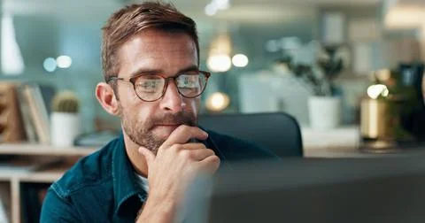 Computer, thinking and business man reading for problem solving, creative or Stockfoto's