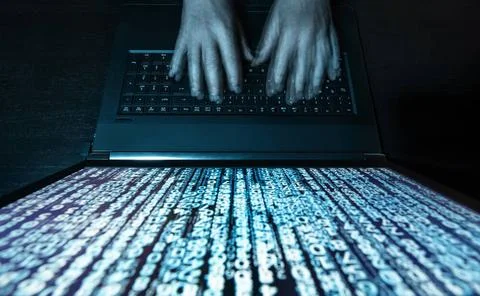 Computer und Matrix in Vogelperspektive Hacker mit Computer und Matrix auf... Stock Photos