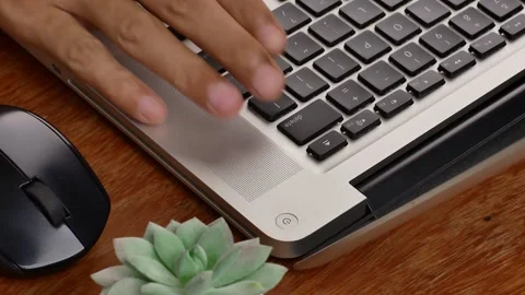 The computer user's finger, he presses the delete key on the computer keyboard. Vídeos de archivo 317447282