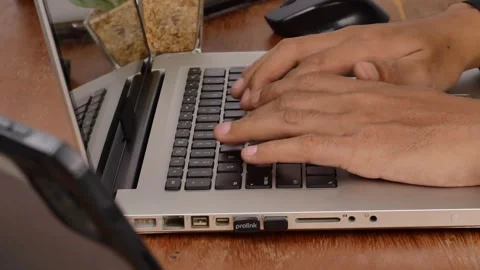 The computer user's finger, he presses the delete key on the computer keyboard. Vídeos de archivo 317447307