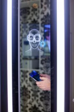 Computerized centering system for precise measurement of ophthalmic lenses Stock Photos