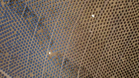Computerized mirrors following the sun's movement and The light reflected Video stock 248948297