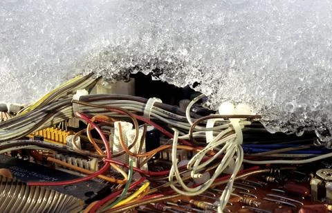 Computerplatine Elemente und Kabel einer Computerplatine unter tauender Sc... Stock-Fotos