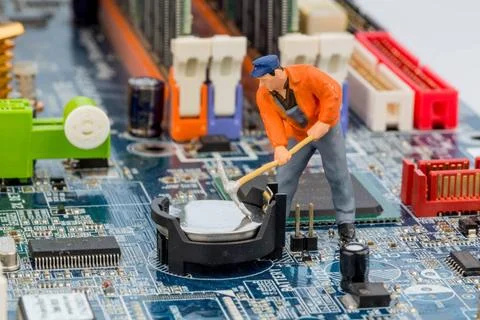  Computerplatine und Bauarbeiter Computerplatine und Arbeiter, Symbolfoto ... Foto stock