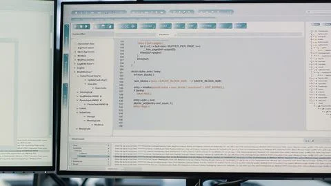 Computers in data center running server rigs diagnostic tests Stockfoto's