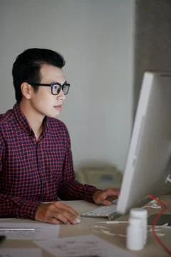 Computing young man Fotos Stock