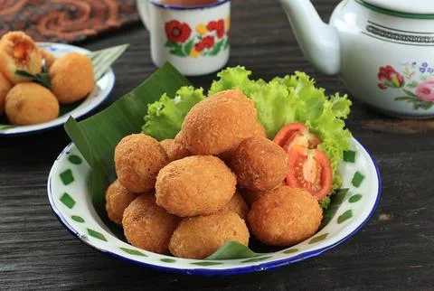 Comro or Combro, Onjom di Jero, Bandung Traditional Fritter Foto stock