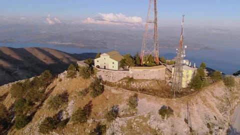 Comunication antenna on mountain. Video stock 170777840
