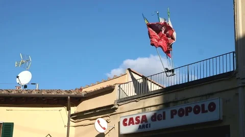 Comunist party flags outside Casa del Popolo Vídeos de archivo 70100786