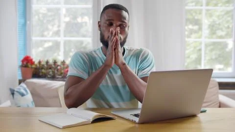 Concentrated afro-american guy thinking about solvation of the financial problem Stockfoto's