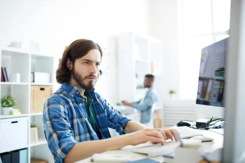 Concentrated computer programmer in office Foto stock