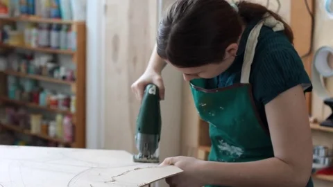 Concentrated female worker with instrument in workshop Vidéo 78009934
