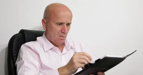 Concentrated Lawyer Working Analyzing Case Information Man Making Diary Notice Vidéo 54113992