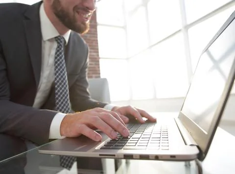 Concentrated professional IT developer with laptop Stockfoto's