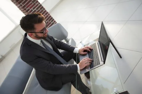 Concentrated professional IT developer with laptop Stockfoto's