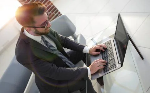 Concentrated professional IT developer with laptop Stockfoto's
